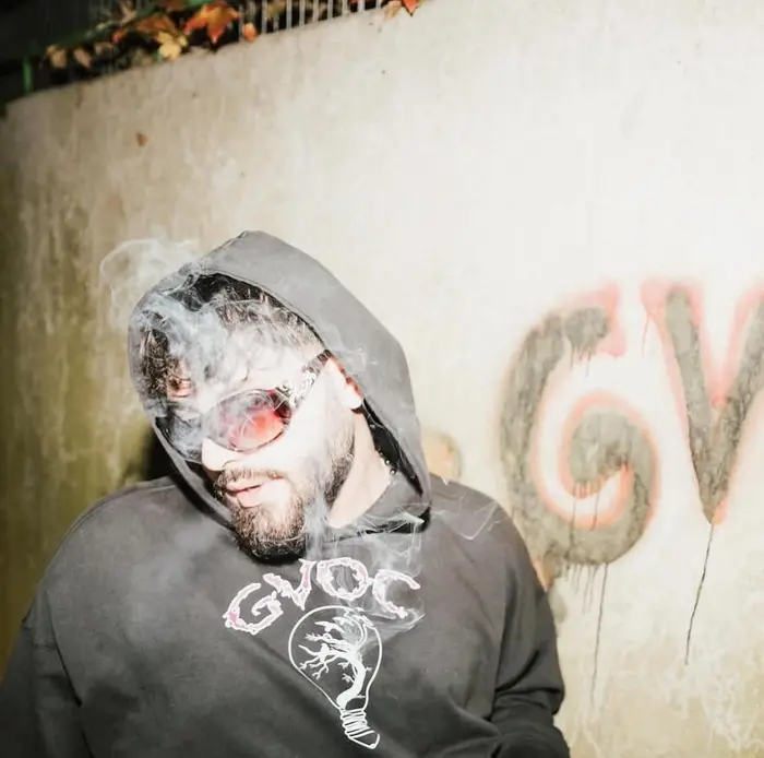 Zwei Personen in schwarzen GVOC-Hoodies bei Nacht