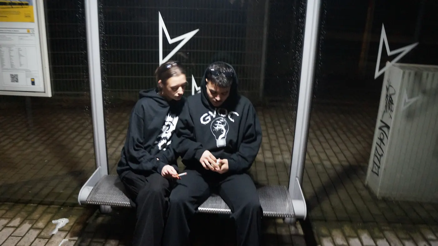Person im GVOC-Hoodie vor einer Wand mit Graffiti, Rauch vor dem Gesicht